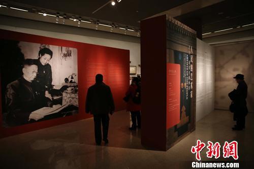 资料图:中国美术馆首次全面展示老舍夫妇藏品遗作。中新社发 杨可佳 摄