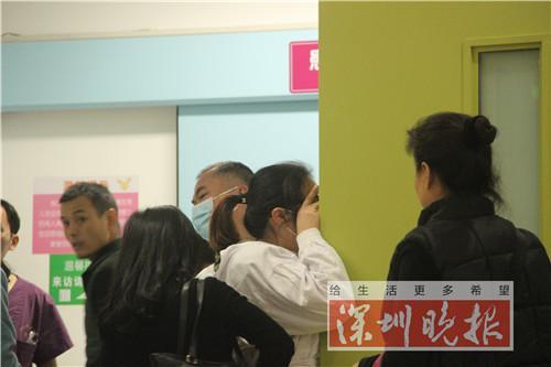 探视笑笑后的文芳放声大哭,罗尔和朋友在旁边安慰 李其聪 摄