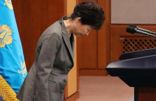 11月29日报道,韩国总统朴槿惠当天第三次就“亲信干政”事件发表谈话并道歉。她表示,会根据政治日程法律程序适时辞退总统职务。