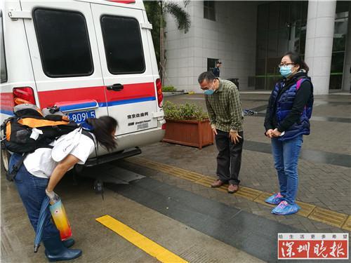罗一笑的遗体被送上救护车