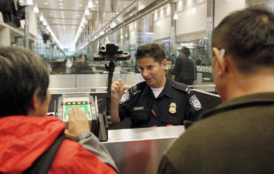 游客入境美国时，被要求按指纹