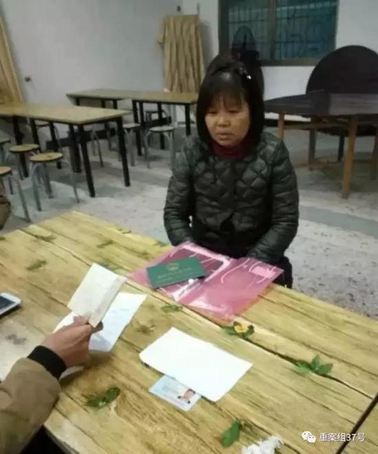 农妇徐小乔到相关部门为自己20年前买的养老保险不能兑现讨说法。 受访者供图