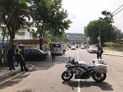 图为朝鲜大使馆门口警察前来封路