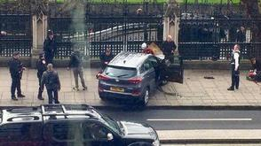 英国议会枪击案有人受伤倒地