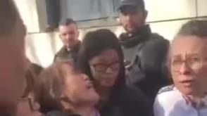 家属与警方交涉现场