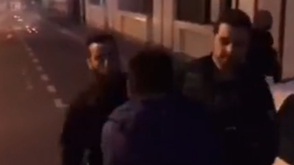 华人聚集警局抗议