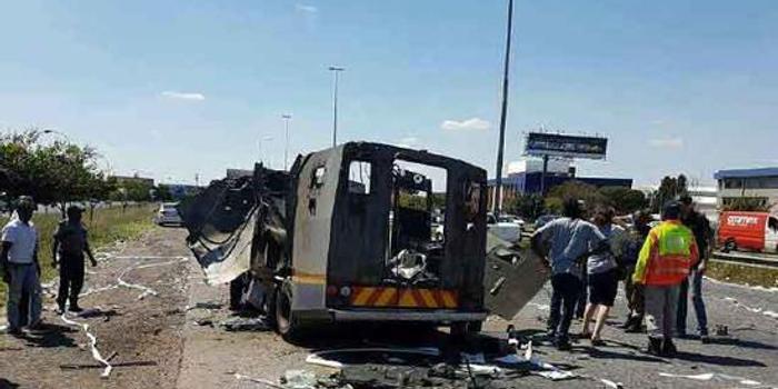 南非发生运钞车被抢劫事件