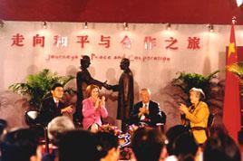 主持人顾宜凡(左)与嘉宾(左二起)朱莉、冀朝铸、章含之