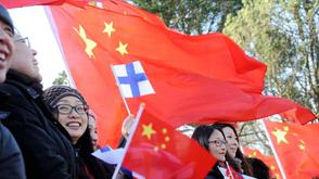 华人华侨欢迎习近平访问芬兰