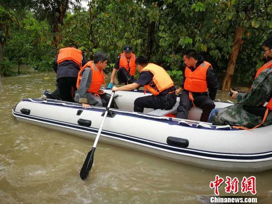 5月7日,广州市花都区突发特大暴雨,广州市三防调动10艘冲锋舟(约30名抢险队员)协助转移受灾人员 汤小玲 摄