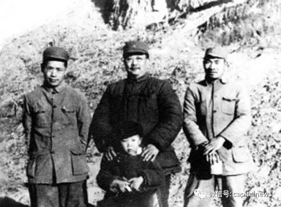 罗青长(左)、李克农(中后)与幼年罗抗(中前)。