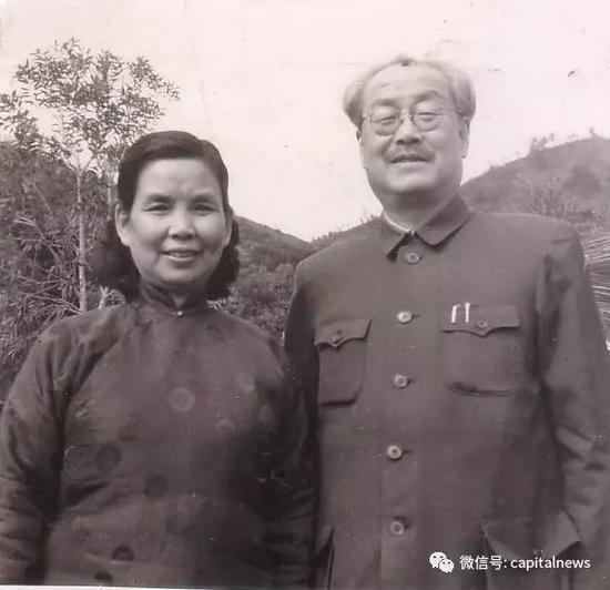 吴德峰(右)、戚元德夫妇