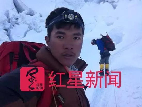 ▲事发前,桑吉和他的团队行进在珠峰攀登线上。(桑吉供图)
