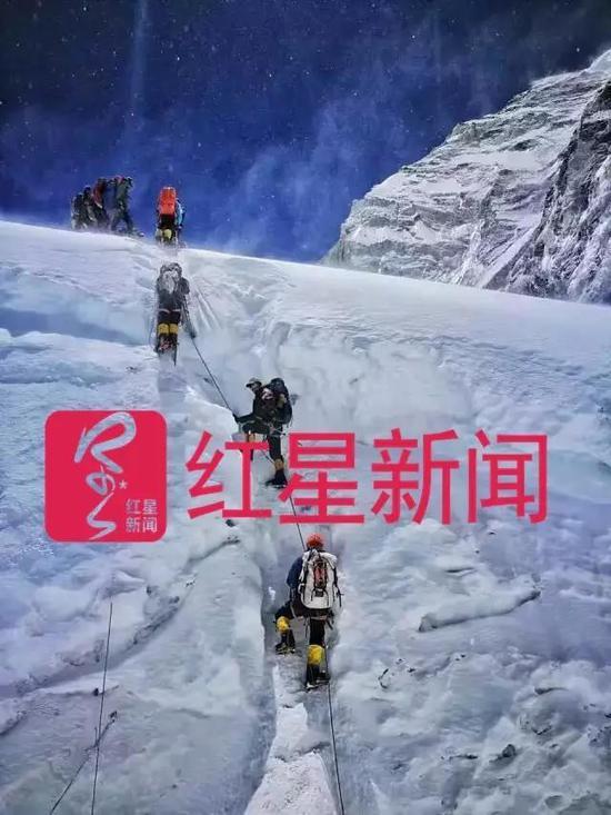 ▲事发前,桑吉和他的团队行进在珠峰攀登线上。(桑吉供图)