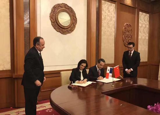 中华人民共和国和巴拿马共和国签署建交联合公报。(图片来源:央视新闻)