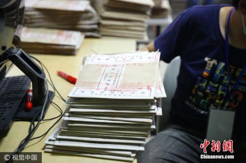 图为海南师范大学高考评卷场。石磊 摄 图片来源:视觉中国