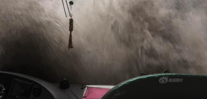 北京遇倾盆大雨 民众趟水出行