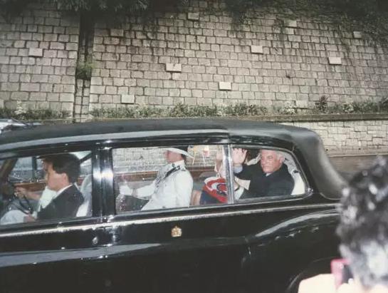 1997年6月30日,彭定康抱着最后一次降下来的港英旗帜乘港督专车离别港督府。李振盛/摄