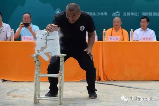 7月30日,少林寺无遮大会“七十二艺选拔赛”。龙虎派铁砂掌第17代传人张龙祥在比赛中。