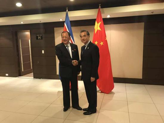 8月6日,在菲律宾马尼拉出席东亚合作系列外长的中国外交部长王毅会见了朝鲜外相李勇浩。