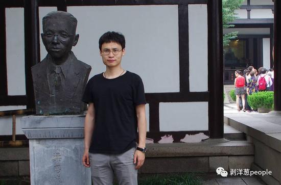 清华在读博士徐腾和梁思成雕像合影。受访者供图