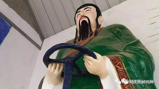“奶奶庙”里的车神。