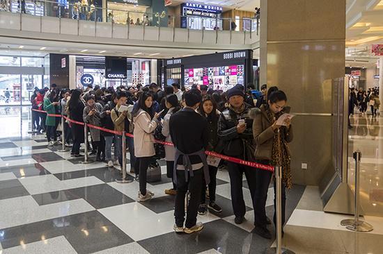 来福士广场的一家奶茶店在今年上半年晋升为“网红” 。 视觉中国 图