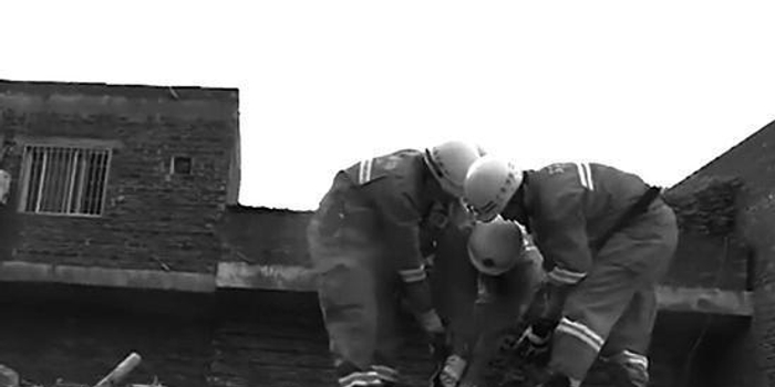 工人掉入沥青罐被死死黏住 消防员徒手抠出