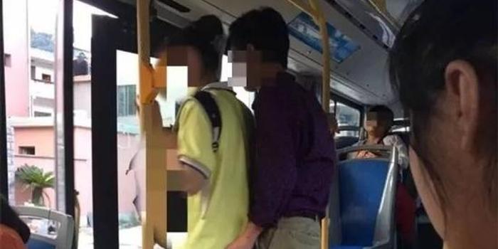 男子公交车上可以女初中生被抓:对其又贴又蹭男生猥亵一个女生等图片