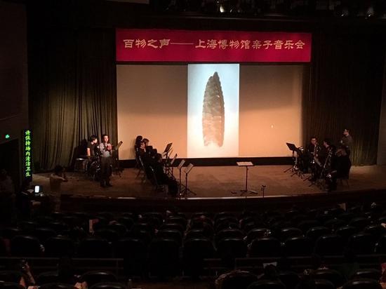 百物之声——上海博物馆亲子音乐会”上,教师在曲目间隙进行文物讲解