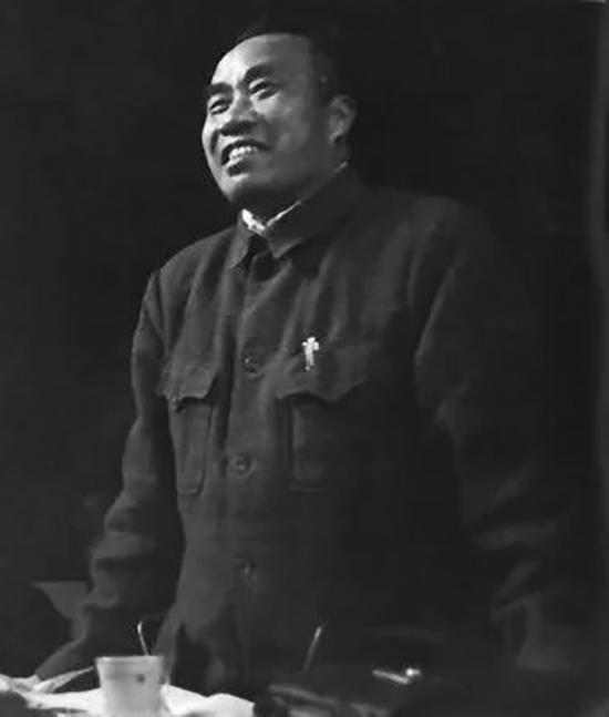 朱德在中共七大作军事报告《论解放区战场》。