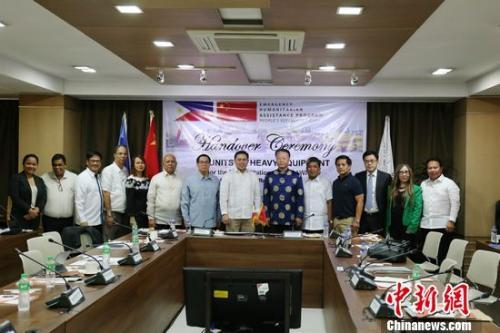 菲律宾公造部部长维拉、国防部副部长卢纳、穆斯林棉兰老自治区主席哈塔曼、马拉维市市长甘达拉等出席仪式。赵龙 摄