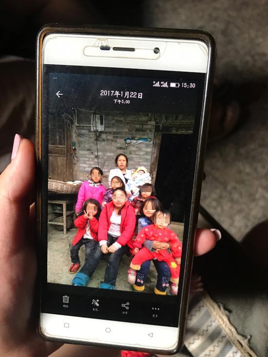去年过年,夫妻俩带着孩子回了贵州老家。这是夏月婵和她的八个女儿。 本文图片均为澎湃新闻记者 张蓓 图(除署名外)