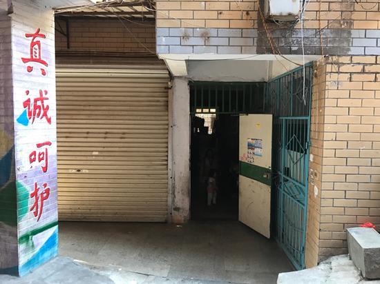 王家十口租住在铁门内右手第一间,女儿们常在幽暗的过道里追逐。