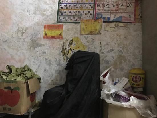 房间墙面斑驳,贴了大女儿的奖状,她和四个本在读书的妹妹都中止了学业。