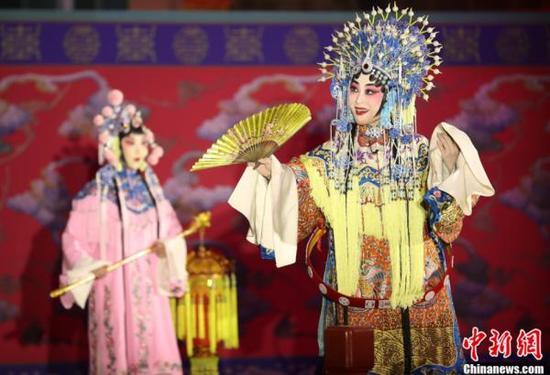11月8日,北京故宫畅音阁,国家主席习近平和夫人彭丽媛与特朗普夫妇共同欣赏《贵妃醉酒》。