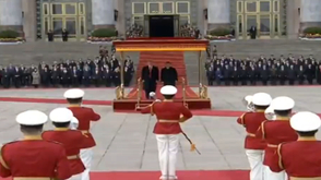 现场视频:检阅仪仗队