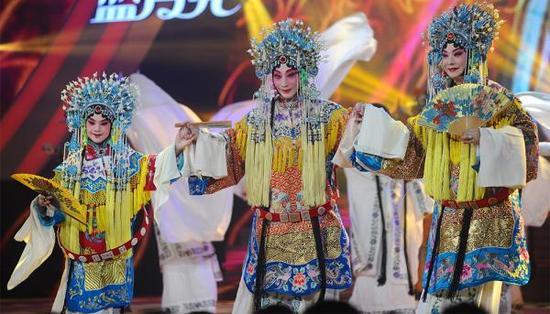 2014年9月3日,湖南长沙,年过八旬的京剧艺术家梅葆玖与弟子演绎《贵妃醉酒》唱段。