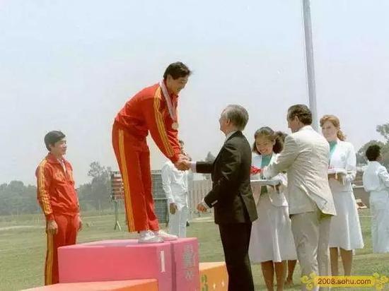 ▲ 1984年奥运会,许海峰在颁奖仪式上。