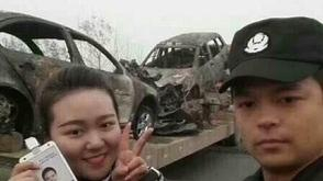 主持人现场微笑自拍