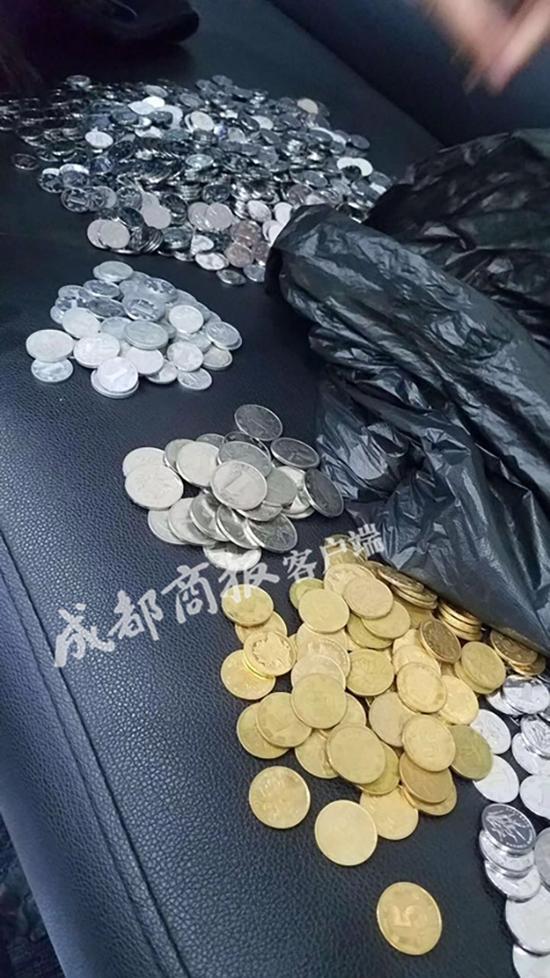 领押金:1666元1毛硬币,十余人数了4个小时
