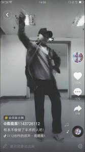 病中的蒙欣录下搞笑小视频,其乐观心态获得上百万网友点赞。
