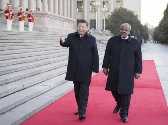 ▲11月23日,中国国家主席习近平在人民大会堂东门外广场为吉布提总统盖莱举行欢迎仪式。