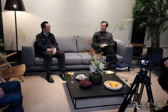 芝加哥艺术博物馆馆长暨总裁詹姆斯·容度(James Rondeau)教授、亚洲部总策展人汪涛博士在苏州U space艺术空间接受记者采访