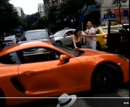 发生肢体冲突期间,杨光打掉女车主遮阳帽 视频截图