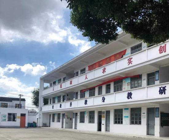 立新小学的教学楼。新京报记者王文秋 摄