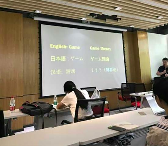 暑期实践时,熊硕在讲课。