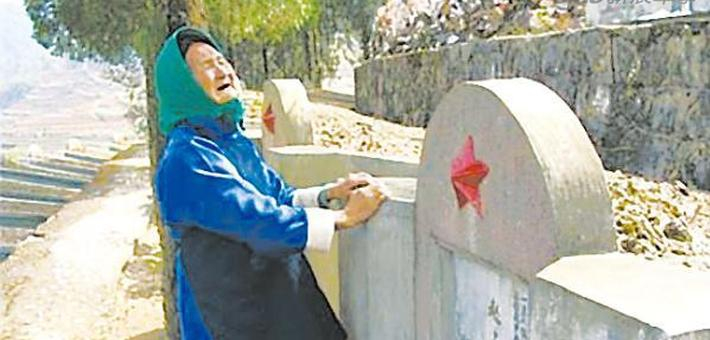 对越反击战烈士赵占英之母去世 扫墓照曾感动网友