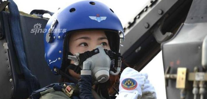 深刻缅怀！歼10女飞行员余旭烈士牺牲一周年