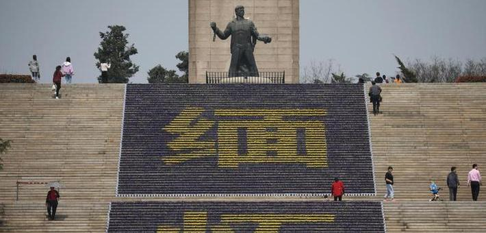 清明将至 南京雨花台布置巨型花坛“缅怀”先烈